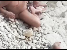 Скрытая камера в пляжных кабинках